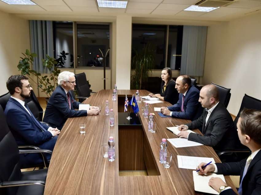 Ministri Aliu takon të dërguarin e posaçëm të Britanisë së Madhe për Ballkanin Perëndimor, Martin Vickers