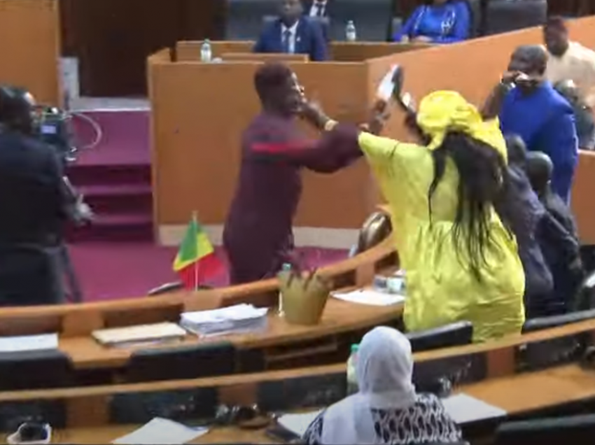 Eskalon situata në Parlament: Deputeti godet kolegen me shuplakë, ajo ia kthen me karrige