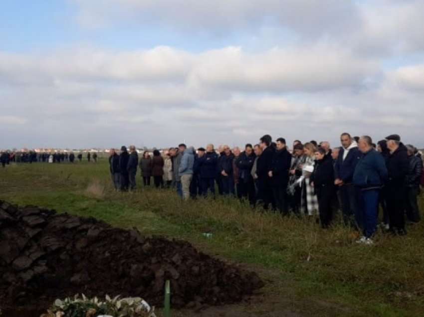​Ministrja Haxhiu po merr pjesë në varrimin e shtatzënës së vrarë