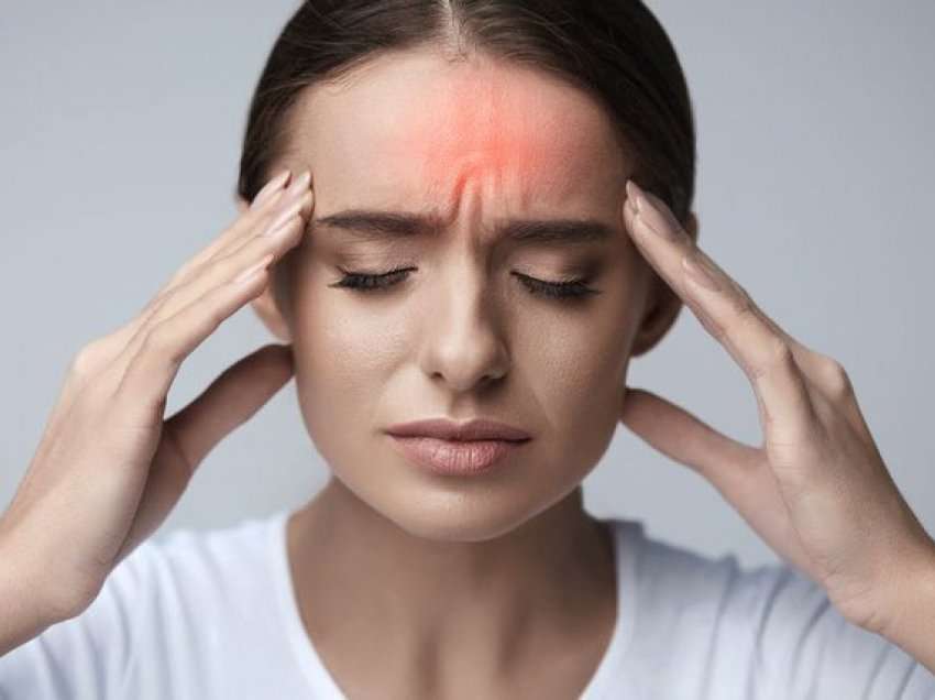 3 shenjat që paralajmërojnë se dhimbja e kokës është serioze dhe duhet të vizitoheni te mjeku
