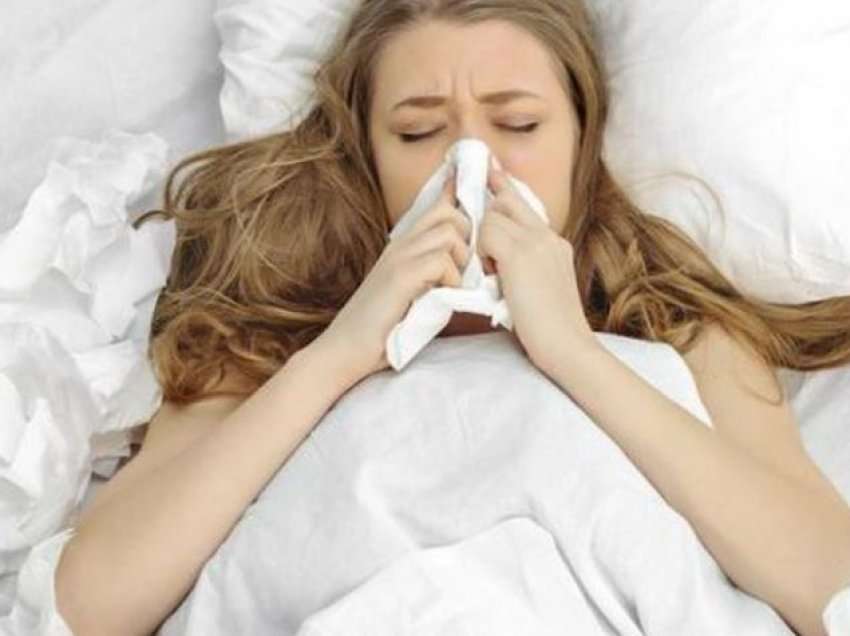 Pse nuk duhet të qëndroni shtrirë në shtrat kur jeni me grip