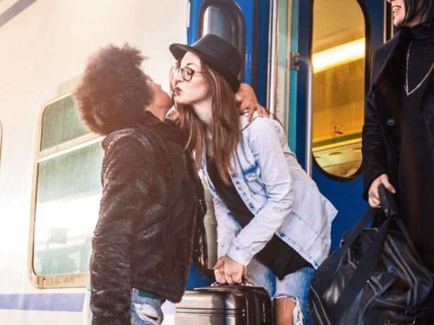 Bontoni i udhëtimit, ja si puthen në vende të ndryshme të botës