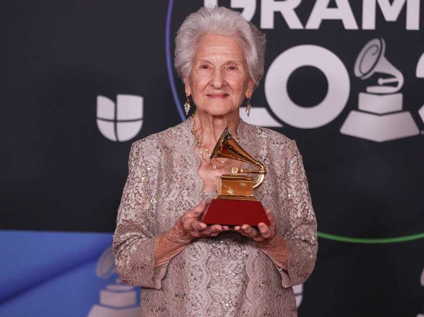 Iu ndalua të këndonte në fëmijëri, e moshuara fiton një Grammy në moshën 95 vjeçare 