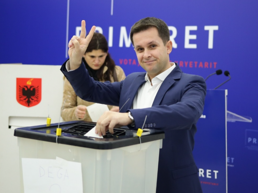 Primaret në Tiranë, Ilir Alimehmeti voton në selinë qendrore të PD-së