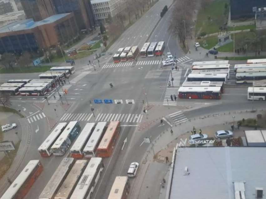 Transportuesit privatë sërish e bllokojnë Shkupin