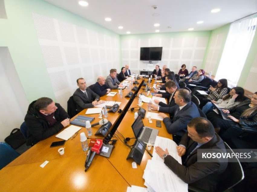 Opozita: Kosova po importon energji elektrike shkaku i ish-anëtarëve të bordit në KEK