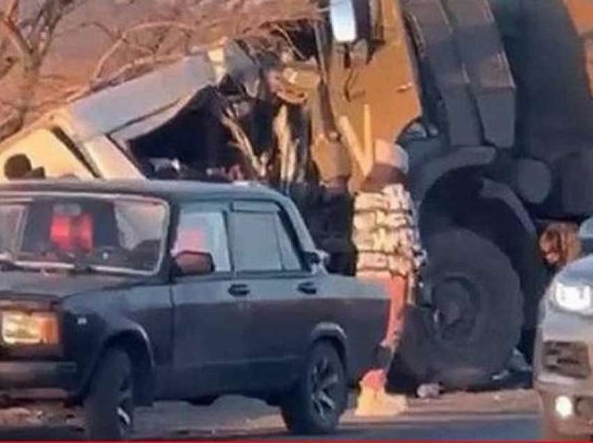 Aksident tragjik/ Minibusi përplaset me kamionin, 16 të vdekur dhe disa të plagosur
