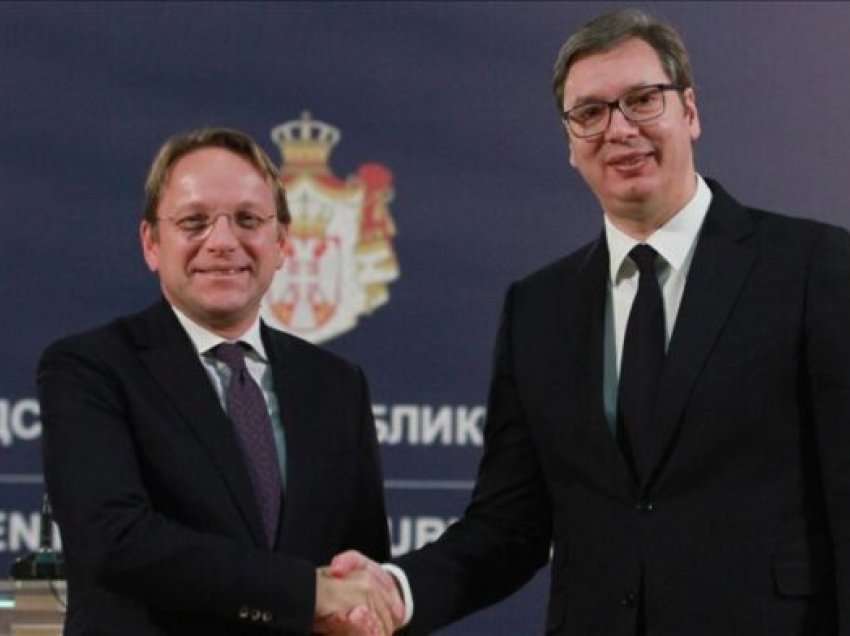 Varhelyi vazhdon të shënjestrohet si “i anshëm dhe i butë ndaj Serbisë” brenda BE-së