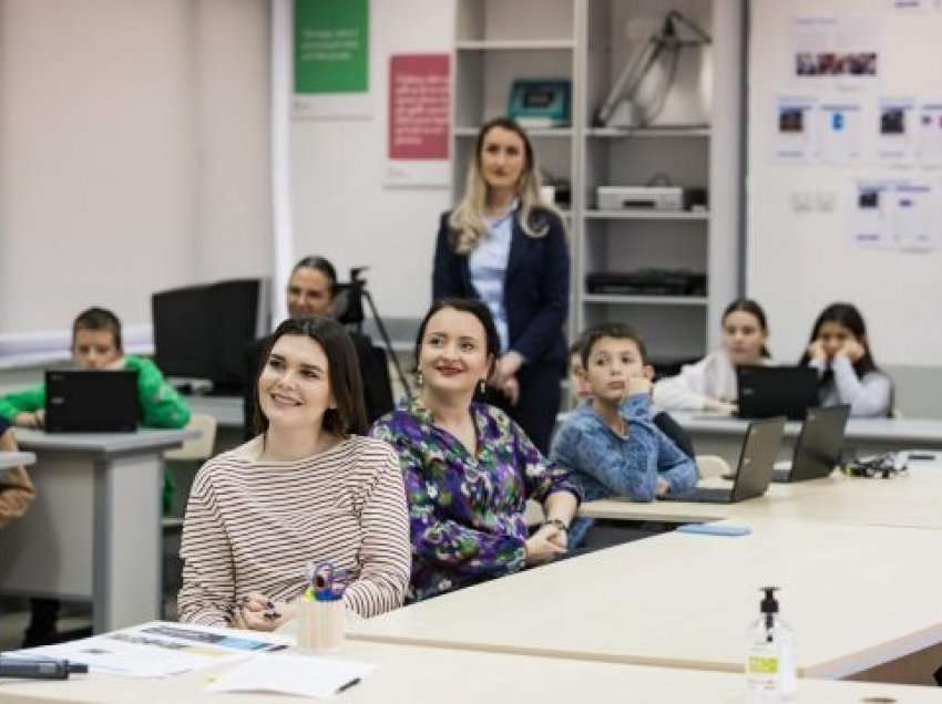 Nënkryetarja e Prishtinës në orë kodimi me nxënës: Do t’i digjitalizojmë shkollat e Prishtinës