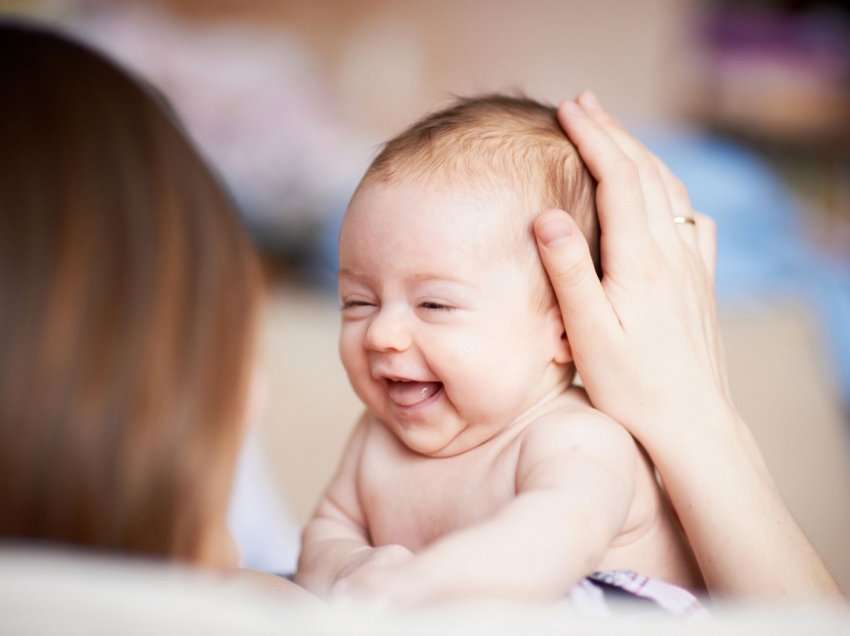 Evolucioni kurioz i buzëqeshjes së një foshnjeje