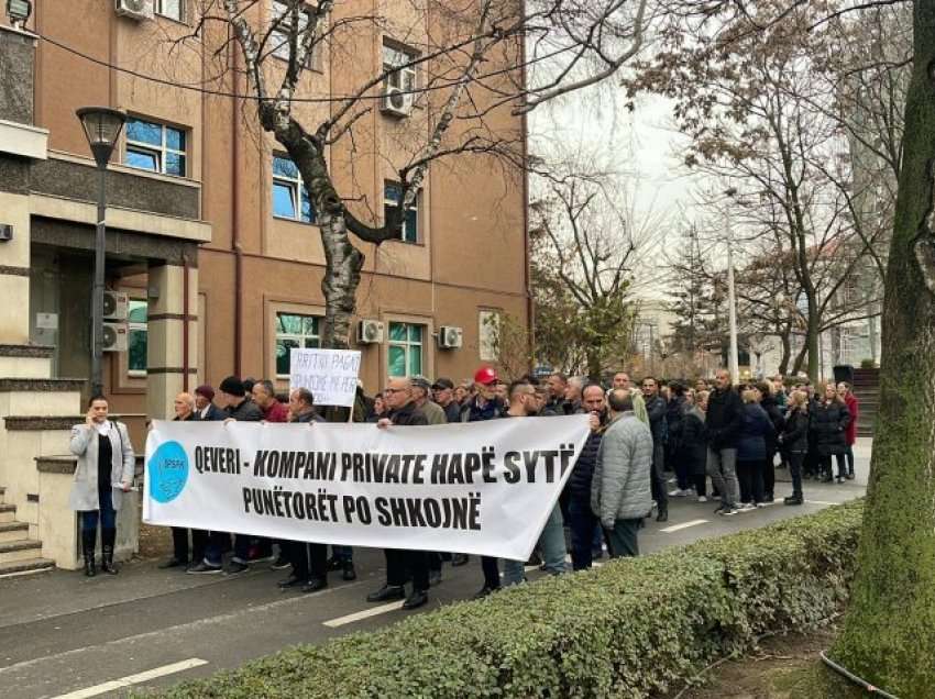 Punëtorët teknikë të sektorit privat protestojnë para komunës, duan rritje pagash