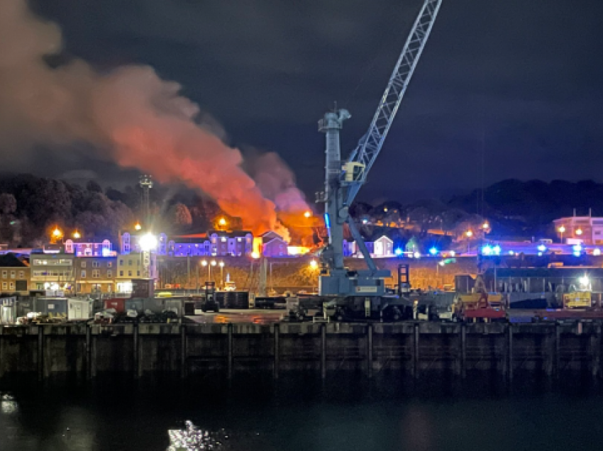 “Ishte e tmerrshme”- Momenti i shpërthimit të fuqishëm në bllokun e banesave në Jersey, zjarri dhe tymi mbulojnë vendin
