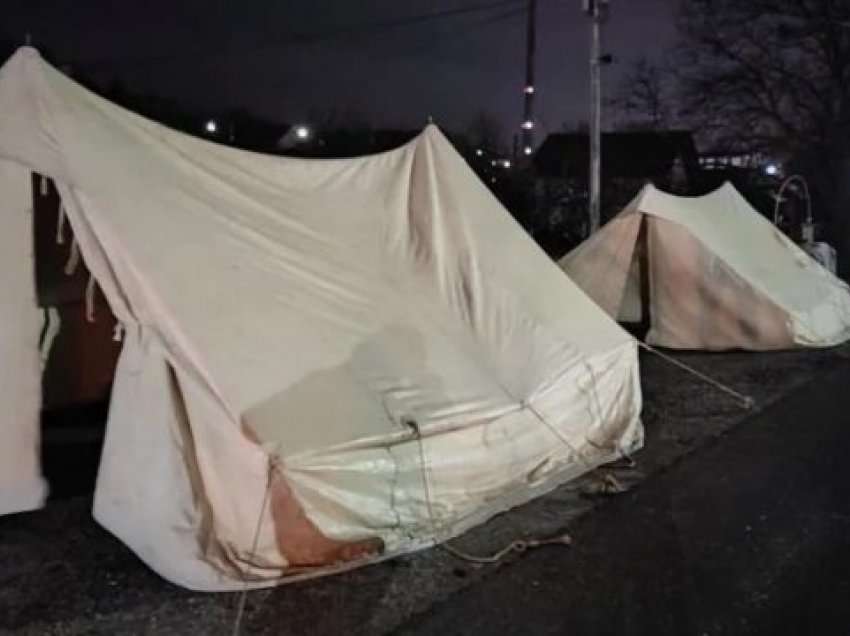 Pas barrikadave, serbët në veri vendosin edhe tenda
