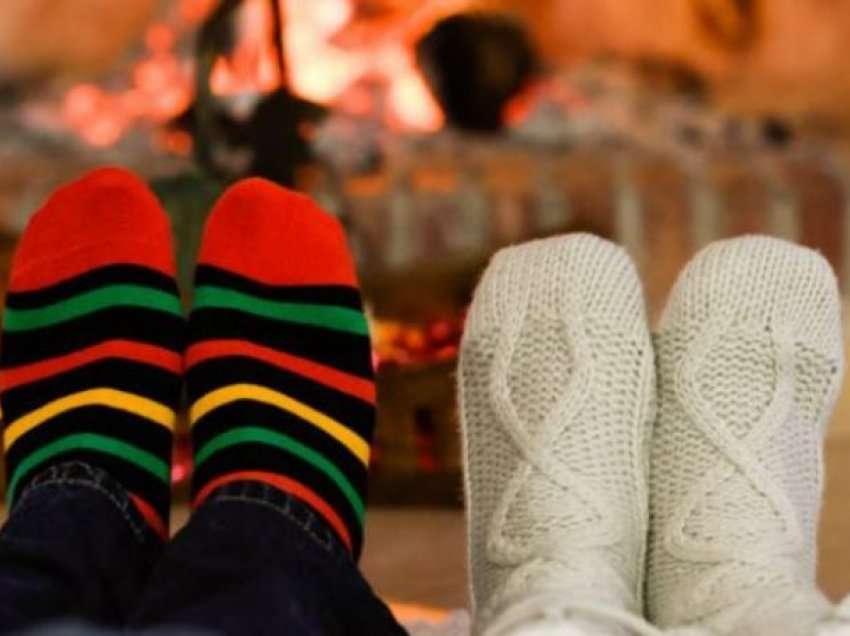5 arsye pse duhet të vishni çorape kur flini gjumë