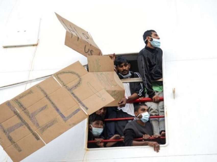 Anijet e shpëtimit me rreth 500 emigrantë mbërrijnë në Itali pas një rrugëtimi të vështirë