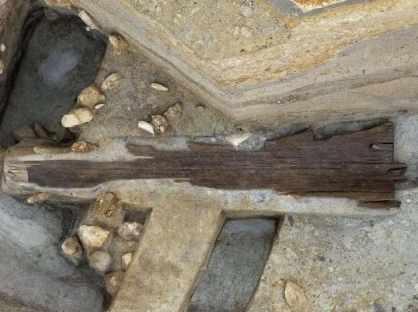 ​Arkeologët zbulojnë statujën më të madhe të rrallë prej druri 