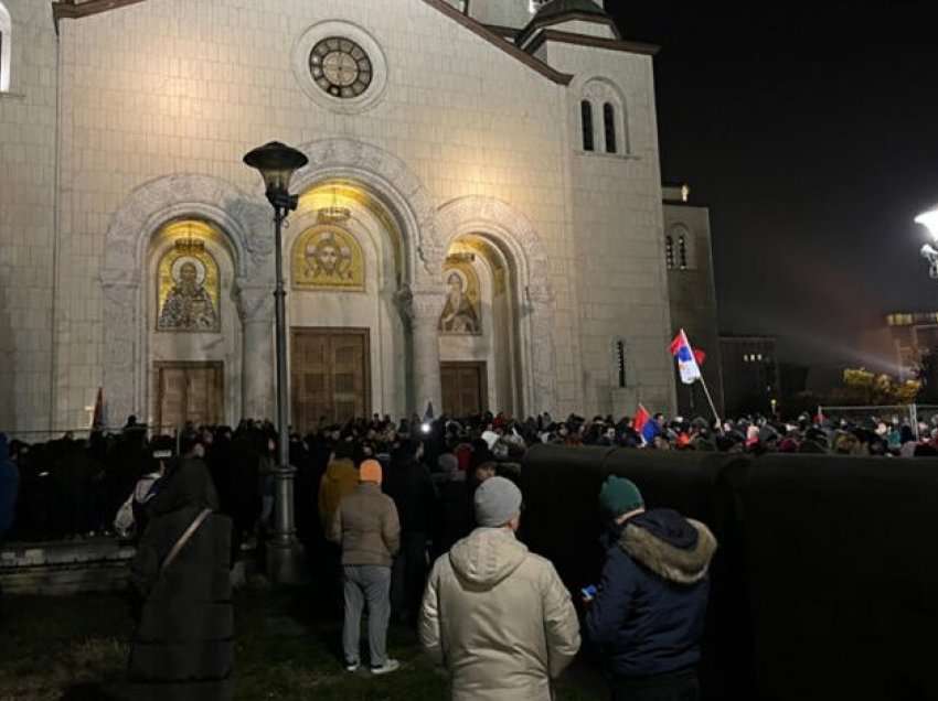 Pamje/ Serbët mblidhen tek kisha e Shën Savës në Beograd, këndojnë mesazhe gjenocidale kundër Kosovës 