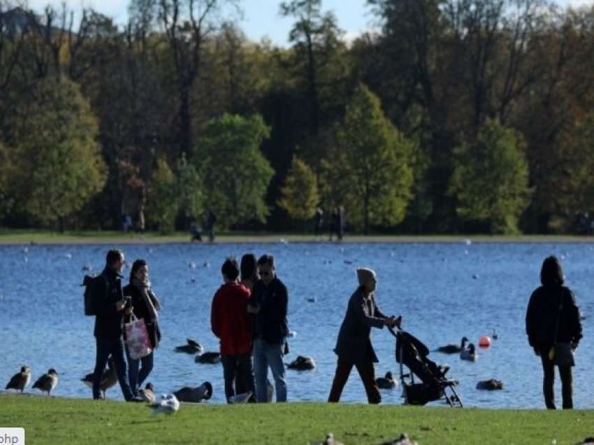 Vdesin tre fëmijë pasi ranë në një liqe në Britani
