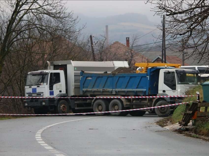 Kërkohet që KFOR-i t’i gjuan me raketa nga droni, kamionët serbë në barikada në veri!