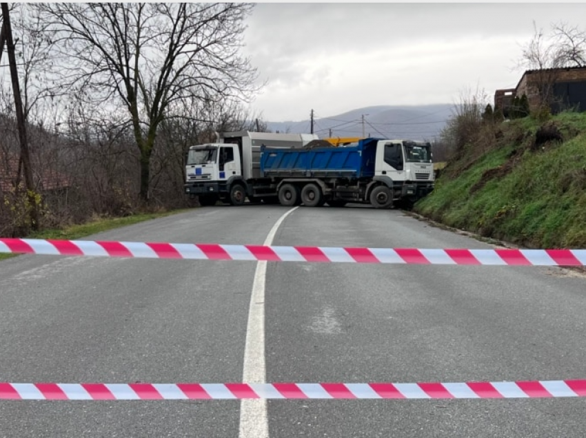 VOA/ Rrugët në veriun e Kosovës mbahen të bllokuara