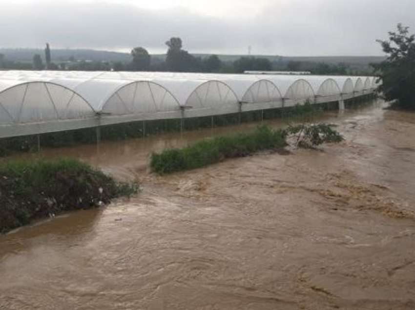 ​Del nga shtrati lumi Erzen, në Durrës, uji hyn në 20 shtëpi, 300 hektarë tokë bujqësore nën ujë