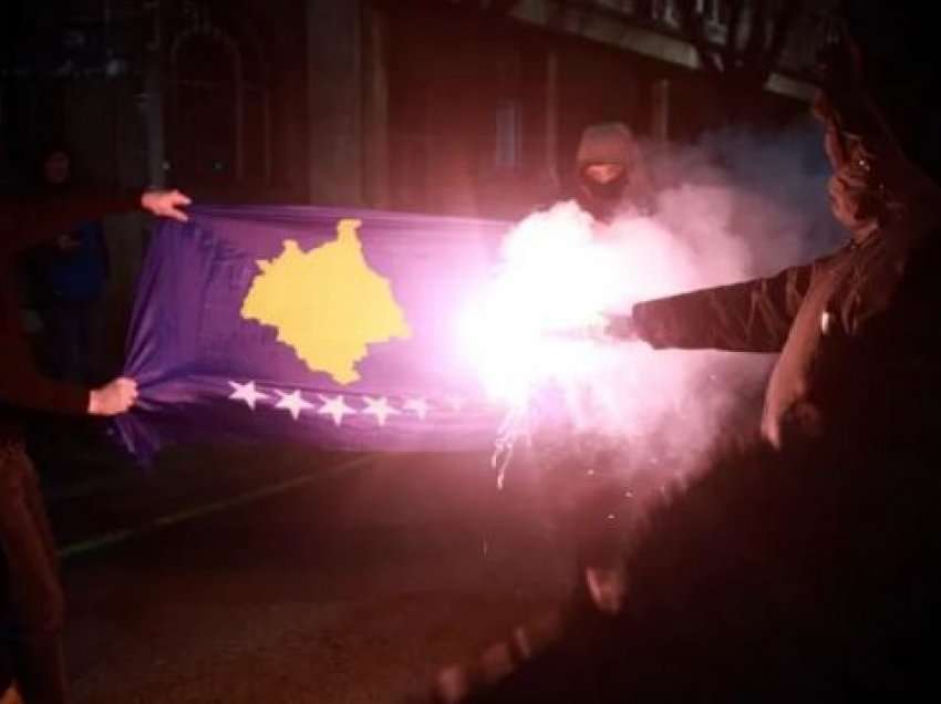 Në protestën e Beogradit, u dogj flamuri i shtetit të Kosovës