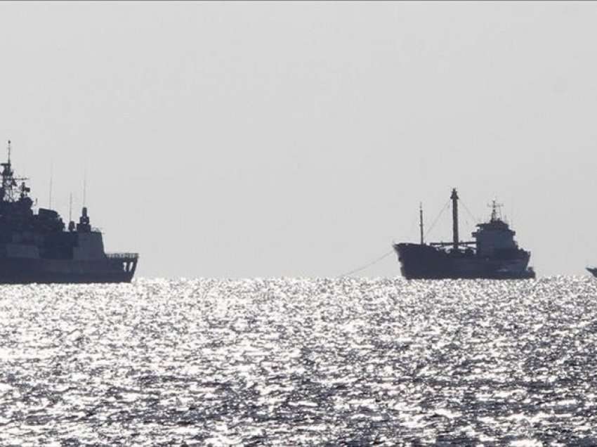 Anijet me naftë ruse bllokohen pranë Stambollit
