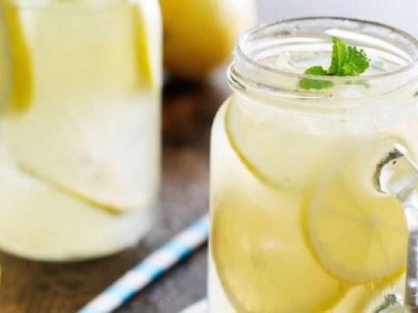 Lëngu i limonit me kripë himalaje mund ta ndalojë migrenën brenda pak minutave