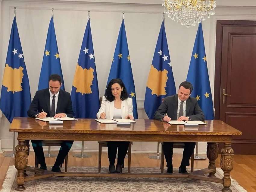 Kurti ndan momentet nga nënshkrimi i aplikimit për anëtarësimin në BE