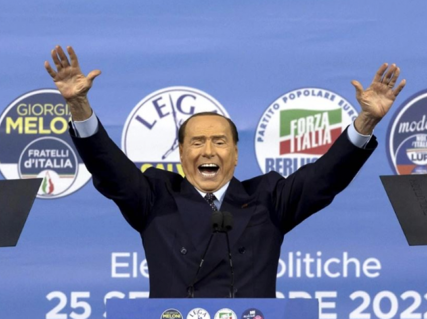 E habitshme/ Berlusconi shfrenon fantazinë, u premton lojtarëve një autobus plot me femra