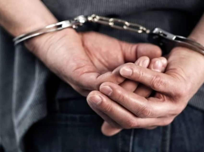 Penguan zyrtarët policorë në kryerje të detyrës, u arrestuan tre persona
