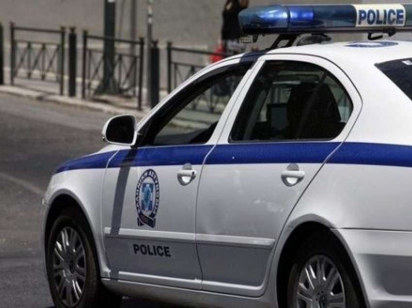 Tentuan të përdhunojnë 16-vjeçaren në oborrin e shkollës, arrestohen 5 të mitur në Greqi, mes tyre një shqiptar