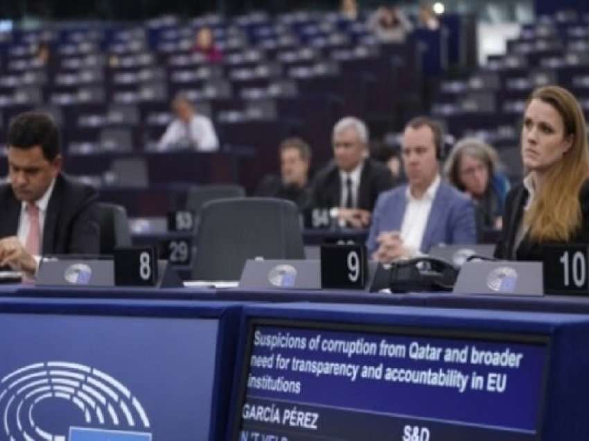 ​Eurodeputetët kërkojnë pezullimin e hyrjes së Katarit në Parlamentin Evropian