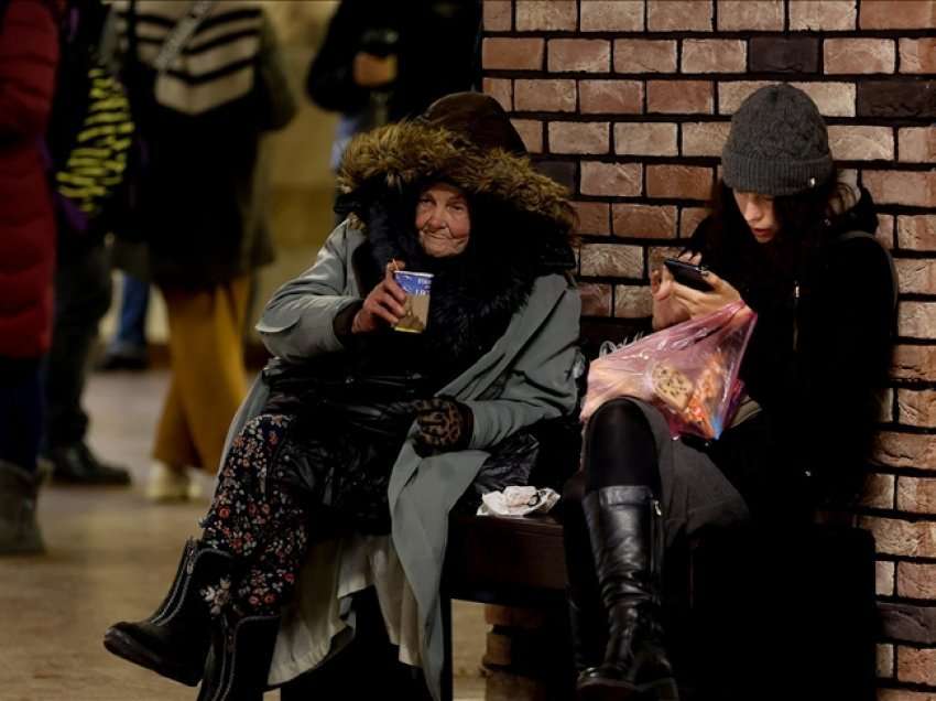 Pas sulmeve ruse, banorët e Kievit strehohen në stacionet e metrosë dhe parkingje 