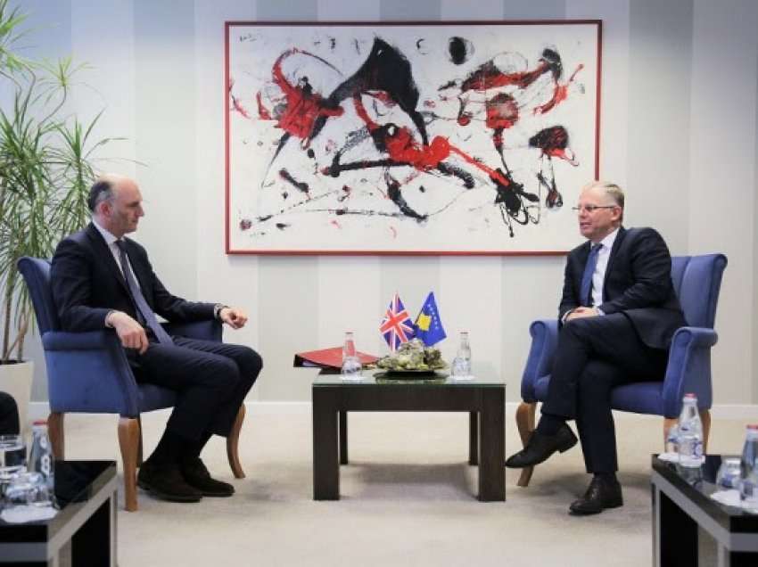 Bislimi dhe Docherty diskutojnë për dialogun Kosovë-Serbi