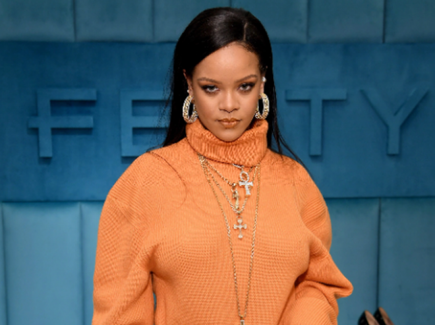 Pas 7 muajsh, Rihanna i prezanton botës të birin