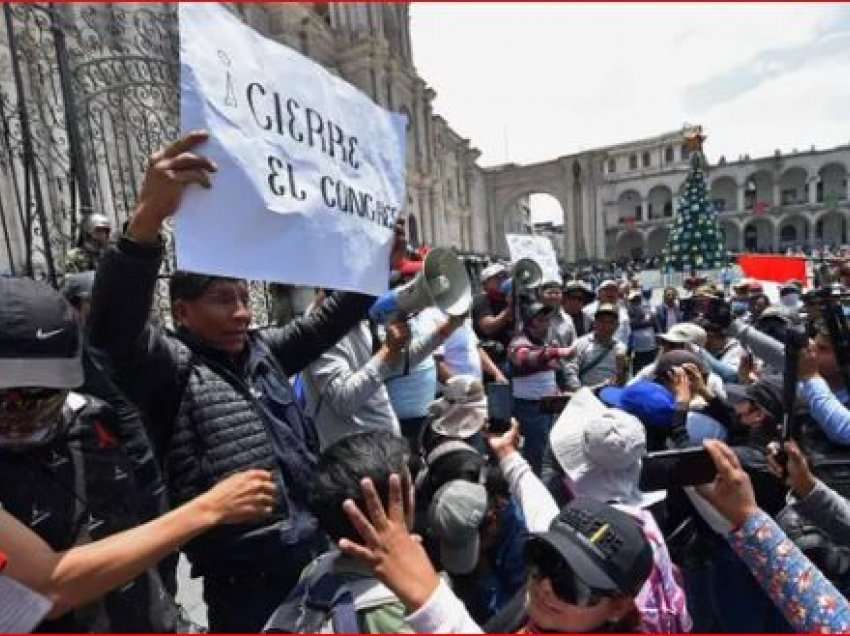 Protestat e dhunshme pas largimit të presidentit, qeveria e re në Peru shpall gjendjen e jashtëzakonshme 30-ditore