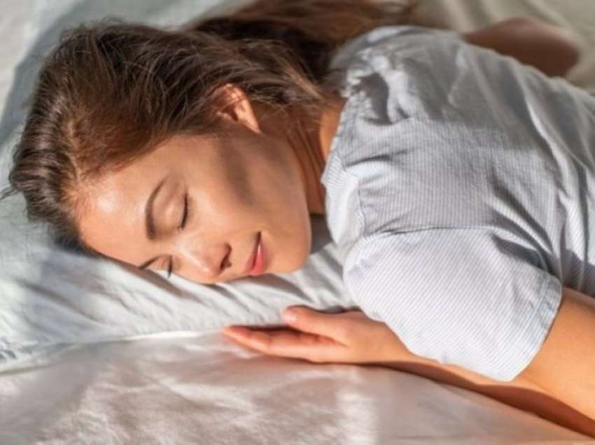 Zbuloni katër arsyet pse fjetja në stomak nuk është pozicioni ideal