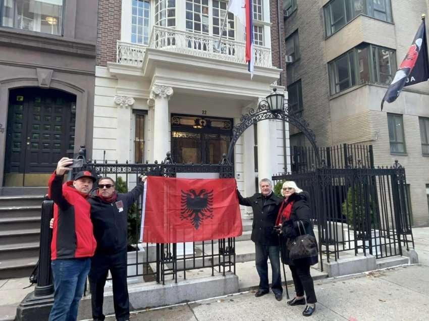 Dhjetra shqiptarë në protestë para legatës Serbe në Nju Jork, dënojnë ngjarjet e fundit në Mitrovicë, dhe kundërshtojnë kthimin e ushtrisë serbe në Kosovë