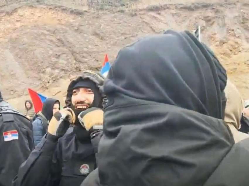 “F*** NATO”: Protestuesit serbë me maska shajnë KFOR-in afër Jarinjës
