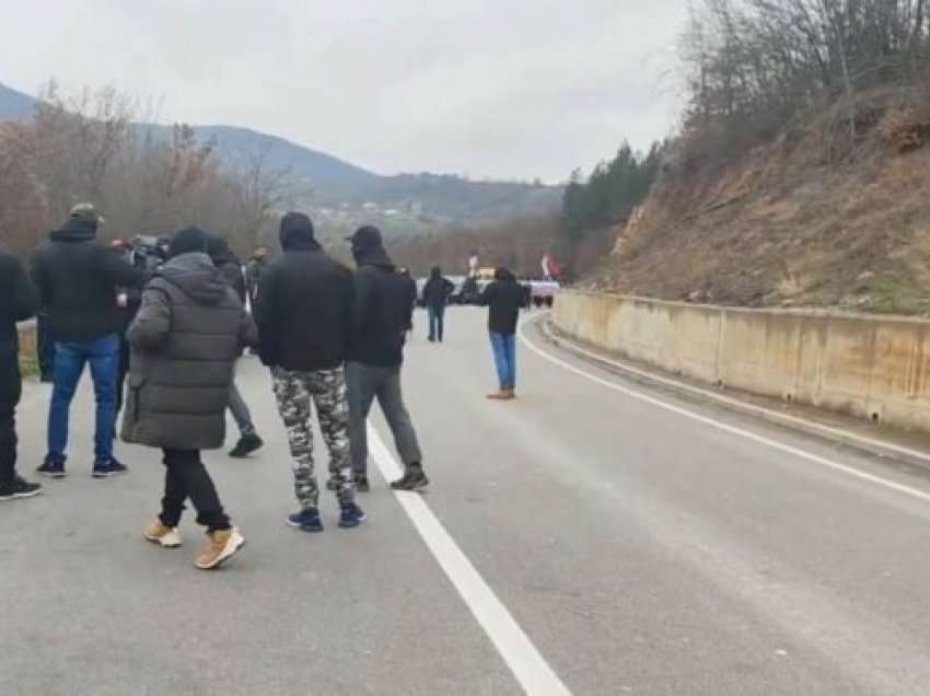 Ish-deputeti serb futet “live” nga protesta në pikën kufitare në Jarinje