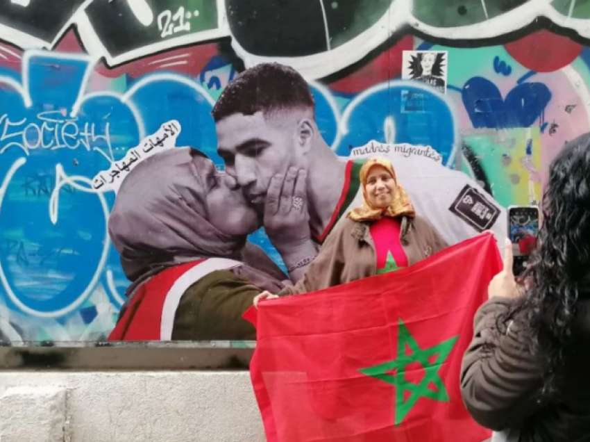 Futbollisti maroken dhe nëna e tij kanë bërë muralin e tyre