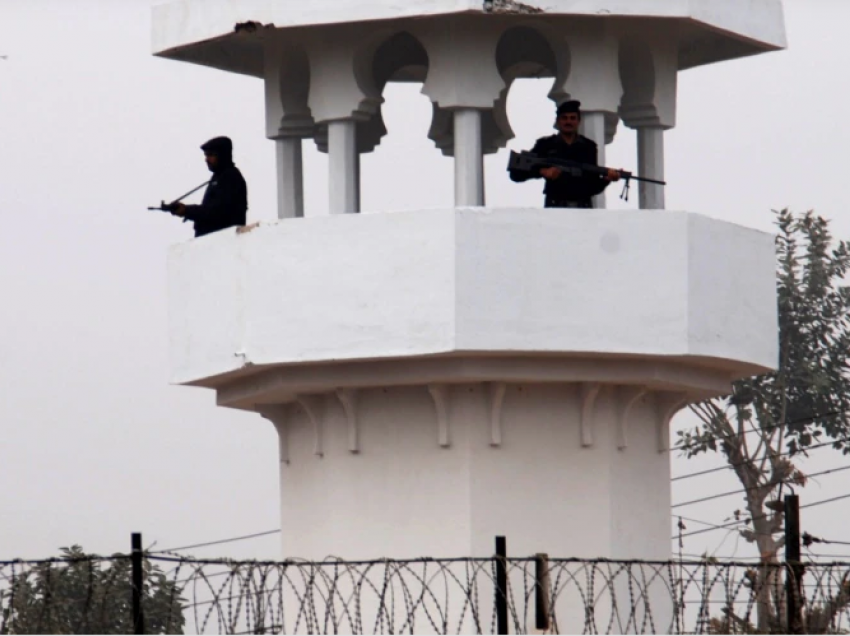 Talibanët pakistanezë marrin kontrollin e burgut ku po mbaheshin