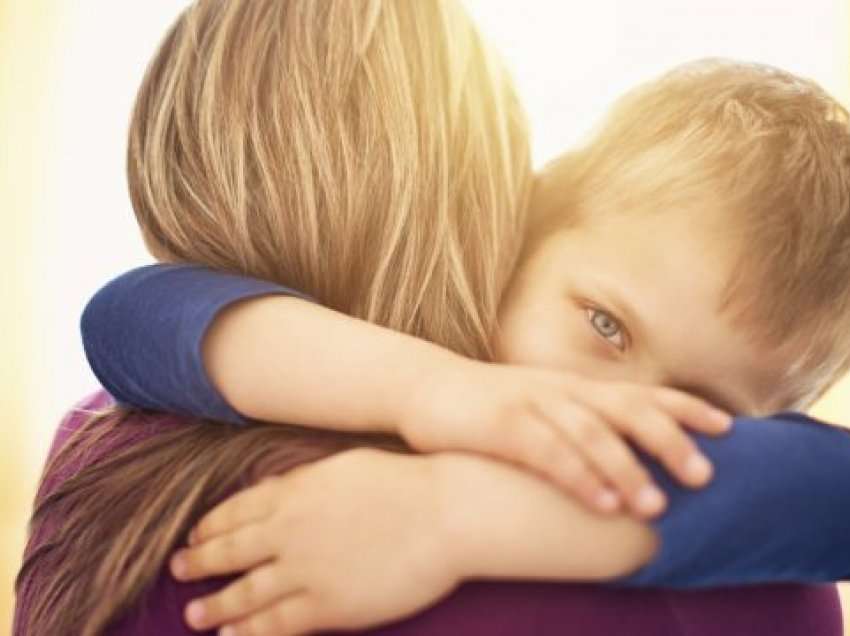 Shkencëtarët: Përqafoni sa më shumë fëmijët tuaj, mësoni ndikimet pozitive