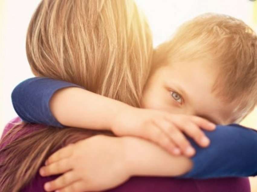 ​Nuk duhet t’i detyroni fëmijët tuaj të përqafojnë dikë kur ata nuk dëshirojnë