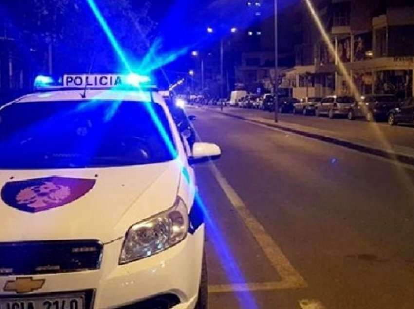 Aksident në Vlorë, humb drejtimin dhe del nga rruga, përfundon në spital drejtuesi i mjetit