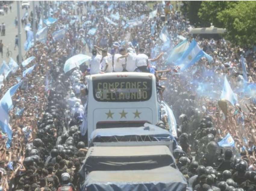 Parada e Messit me shokë, çmenduri në Buenos Aires
