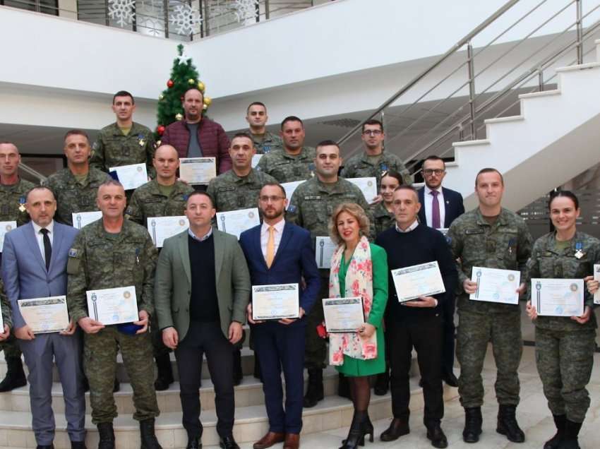 Mehaj i dekoron me medalje dhe mirënjohje ushtarët dhe zyrtarët e dalluar të FSK-së