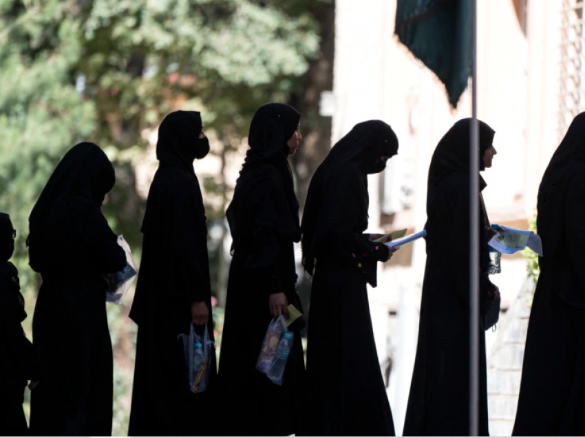 Talibanët mbyllin universitetet për gratë
