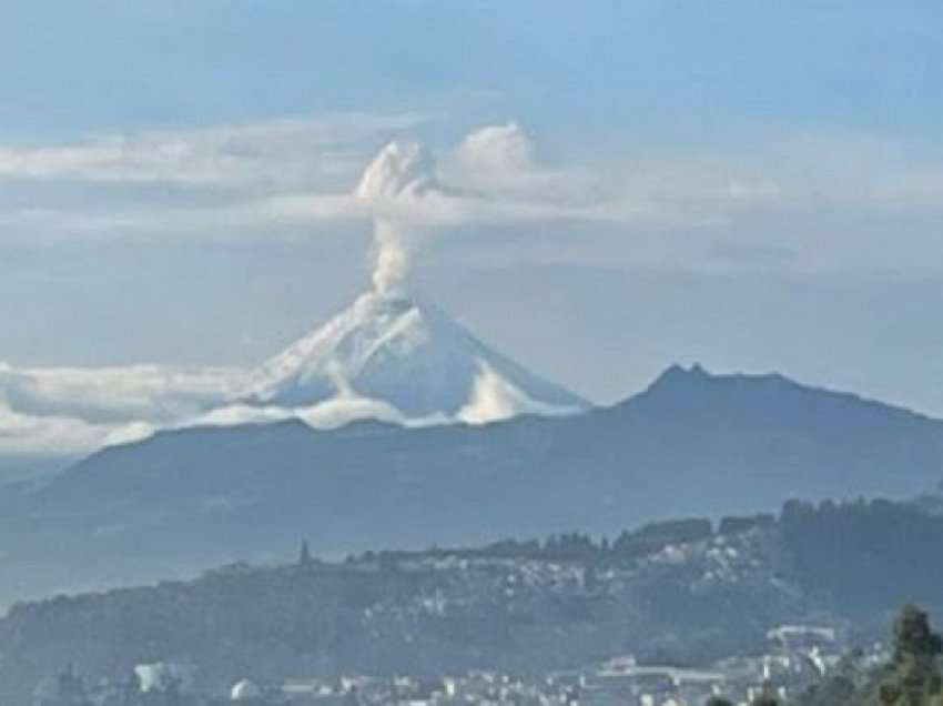 ​Vullkani Cotopaxi në Ekuador nxjerr shtëllungë gazesh dhe hiri